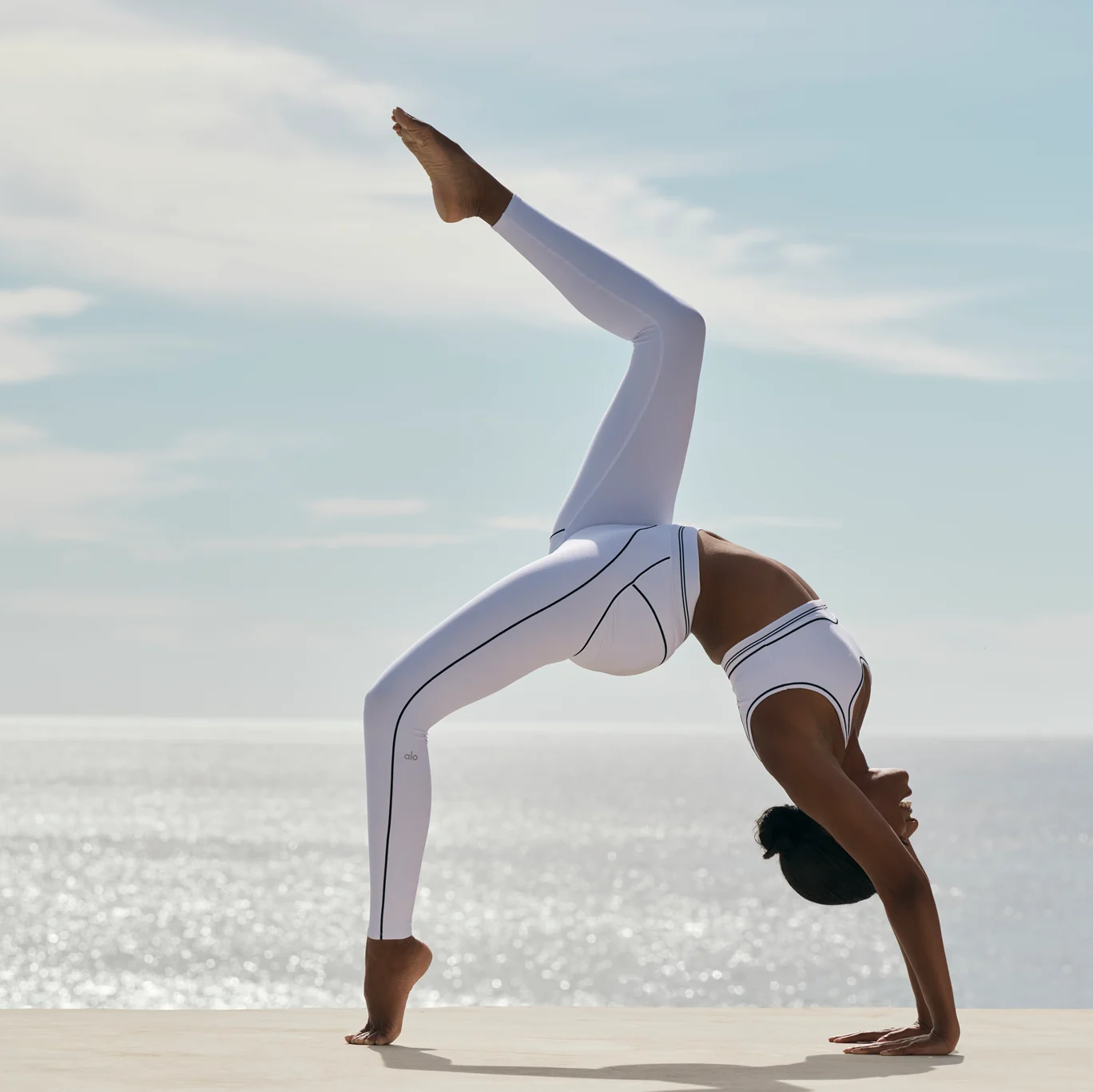新品、未使用 alo yogaヨガウェア 白 rfmbcmymuagzry69mbbl.png?w=